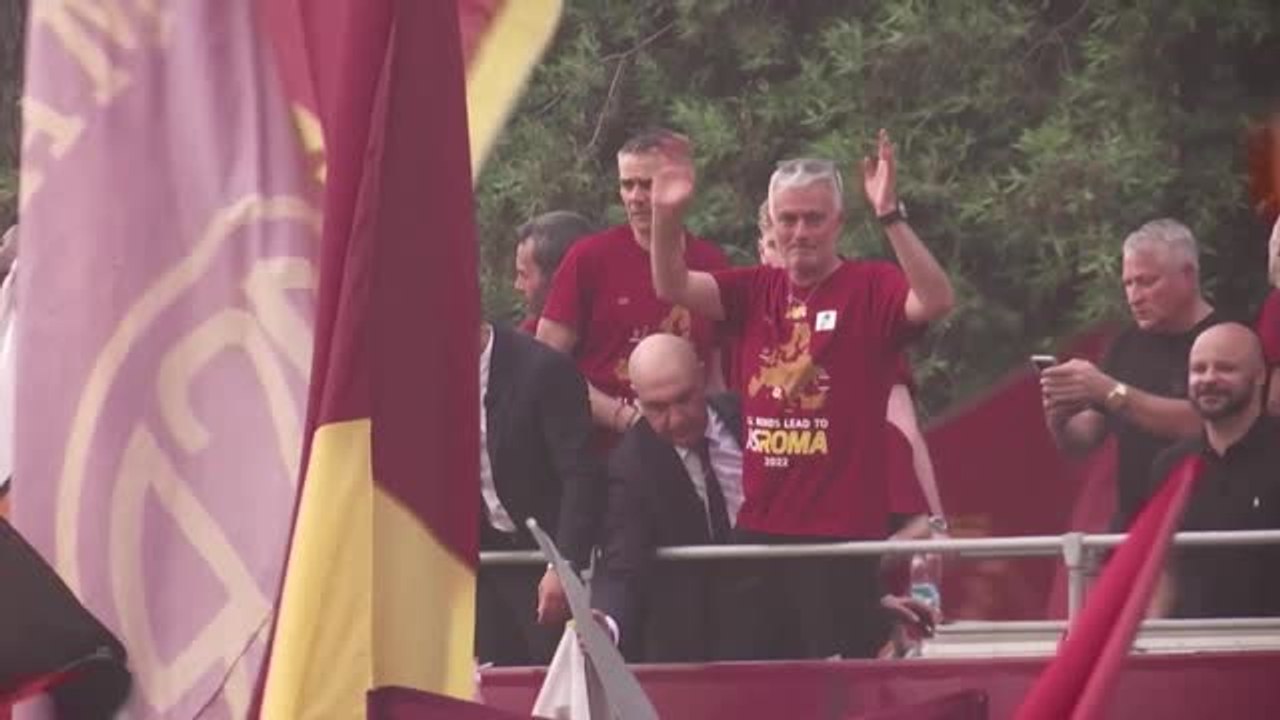 Fans liefern der Roma spektakulären Empfang