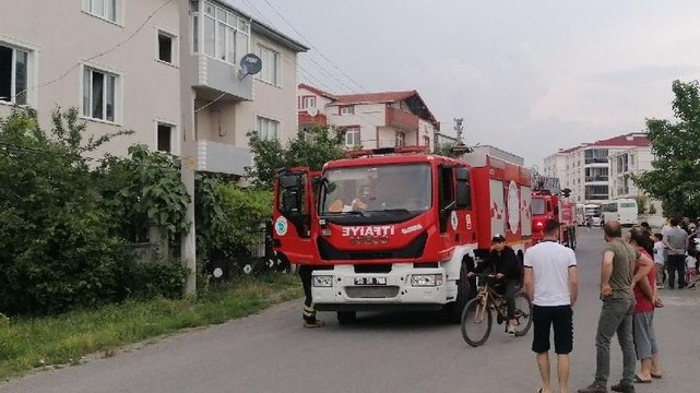 Evi yaktı, suç işlediğini söyleyen polise ‘Beraber mi aldın’ dedi