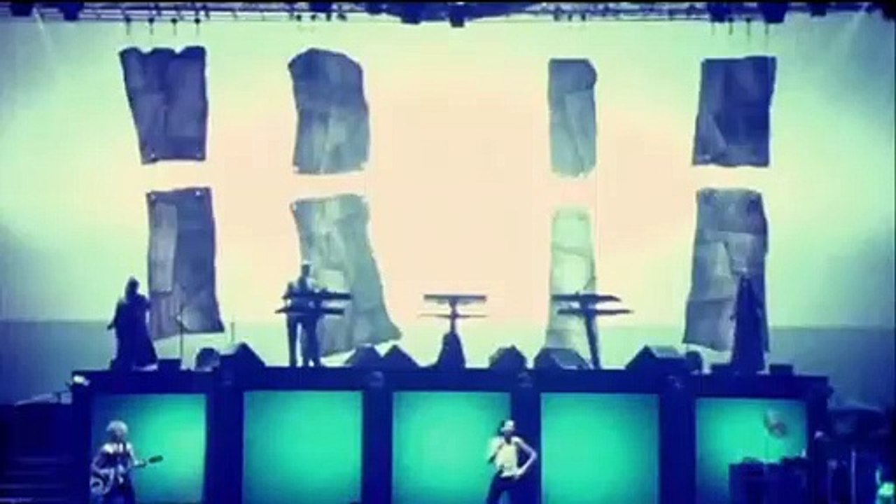 Depeche Mode chante "Personal Jesus" en live