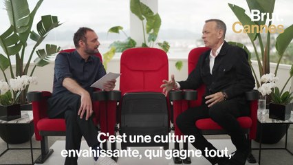 Tom Hanks discute avec Augustin Trapenard