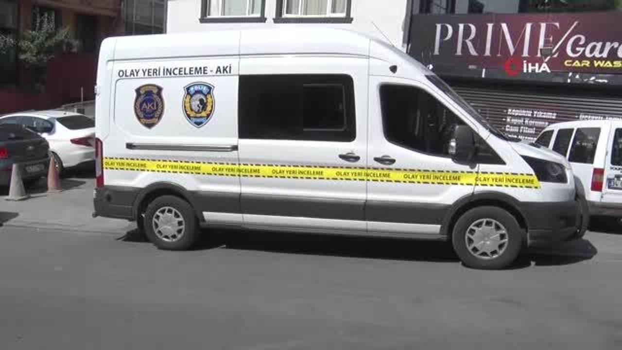 Şişli Fulya'da bir evde 3 kişi ölü bulundu. Olay yerine sevk edilen polis ekipleri evde inceleme yapıyor.