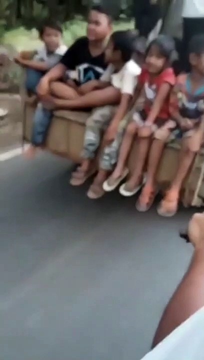 Il double un camion rempli d'enfants