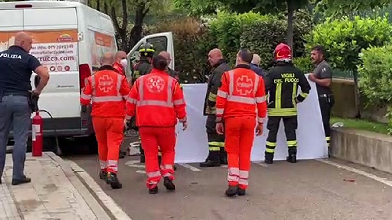 Malore mentre guida nel centro di Olbia. Muore 52enne e impatta contro quattro auto