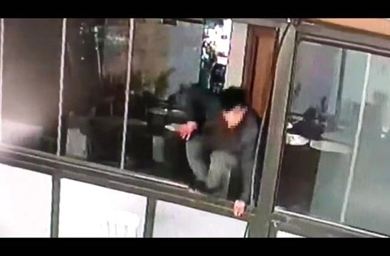 Sancaktepe'de kafeden 15 bin TL'lik televizyon çaldı, 300 TL'ye hurdacıya sattı...Şahsın kaçış anları kamerada