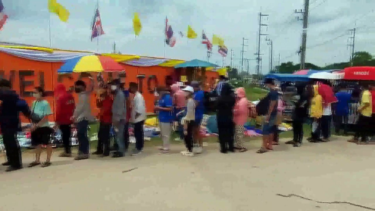 ศรีสะเกษ แฟนบอลช้างศึกแห่ต่อแถวซื้อบัตรเข้าชมการแข่งชมฟุตบอลอุ่นเครื่องทีมชาติไทยชุดใหญ่