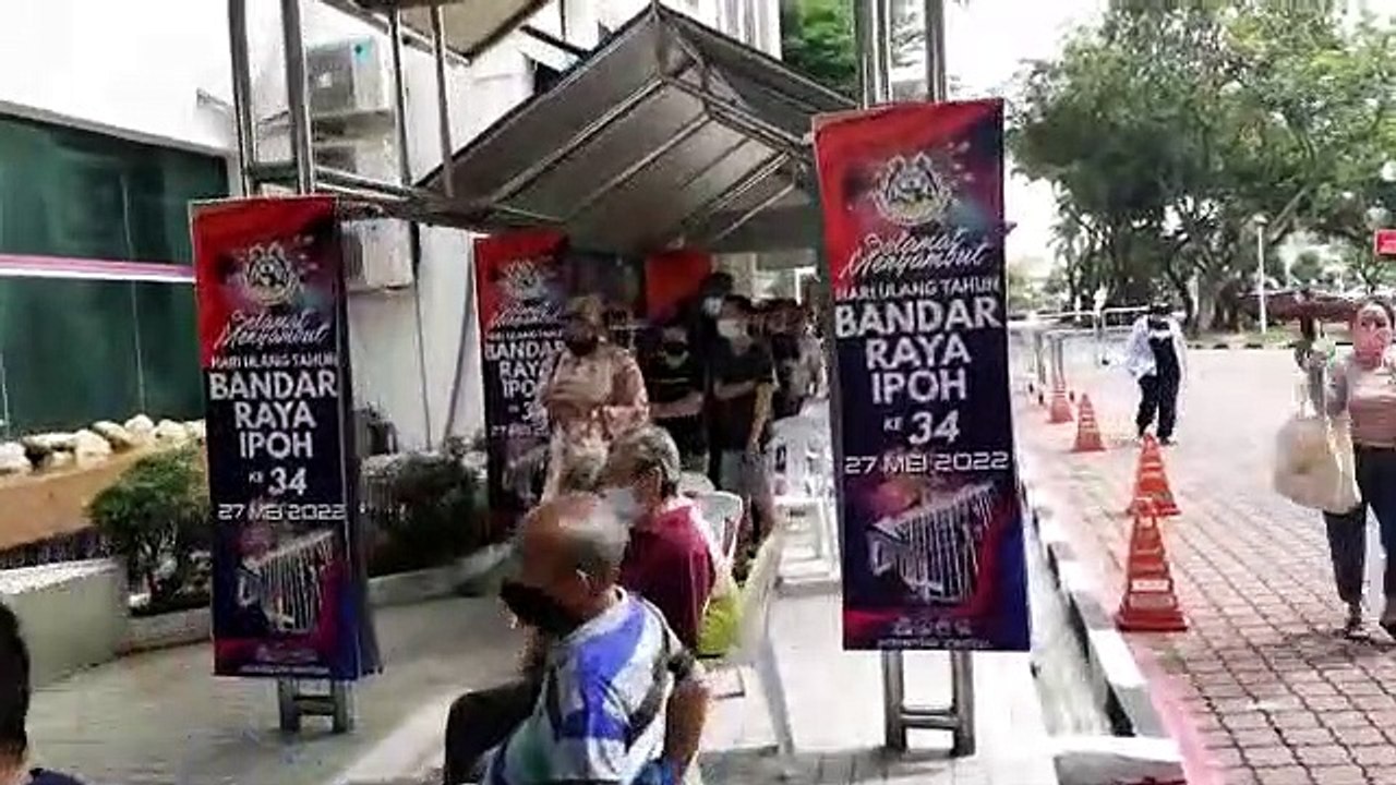 交通罚单扣70% 市政厅柜台现人潮