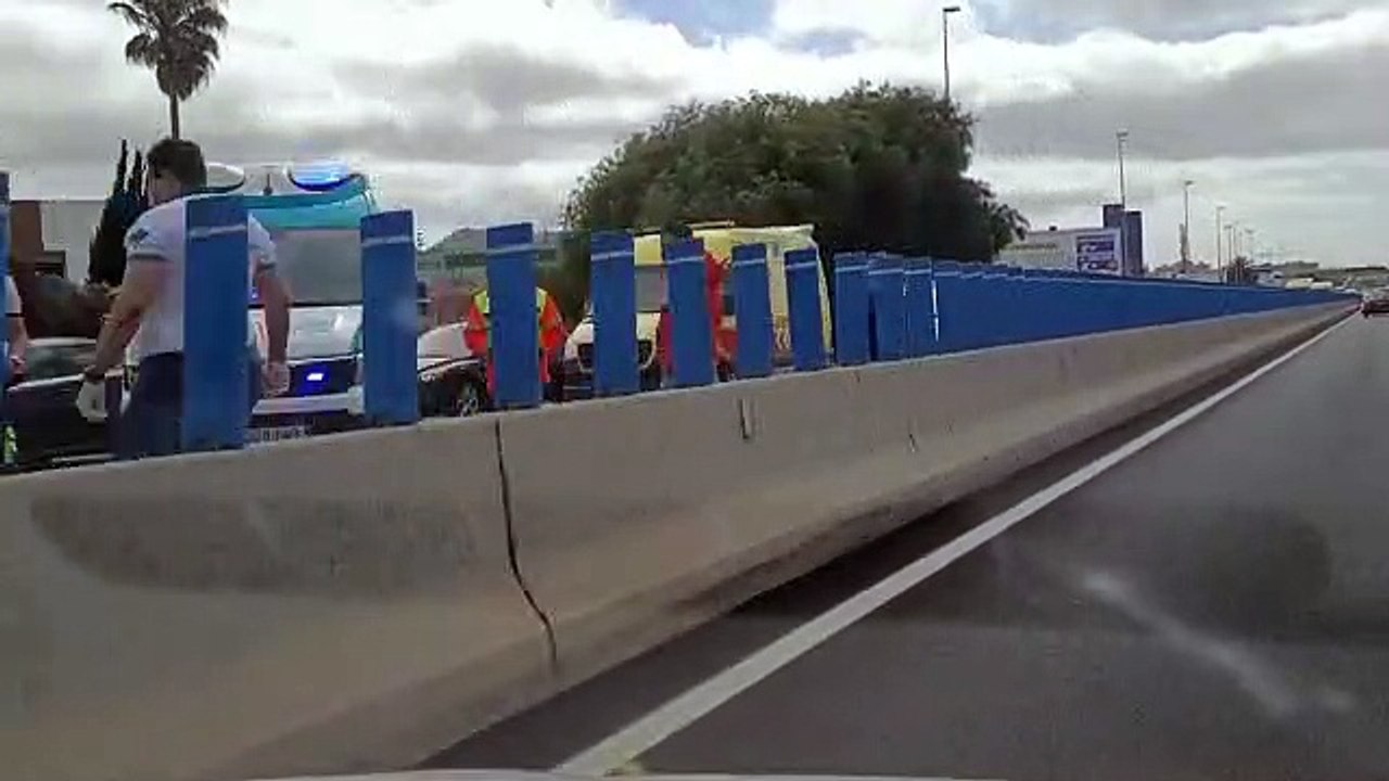 Un accidente entre un coche y una moto colapsa la TF-5