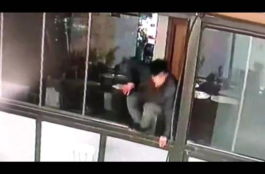 Sancaktepe'de kafeden 15 bin TL'lik televizyon çaldı, 300 TL'ye hurdacıya sattı...Şahsın kaçış anları kamerada