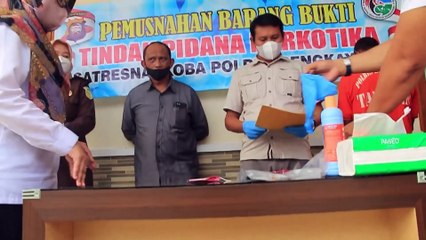 Polres Bengkayang Lakukan Pemusnahan Narkoba Dengan Cairan Pembersih Lantai