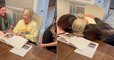 Vidéo : deux sœurs demandent à leur belle-mère de les adopter lors d'une scène très émouvante