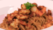 Spaghetti crevettes pesto tomates séchées - سباغيتي بالجمبري مع صلصة بستو بالطماطم المجففة