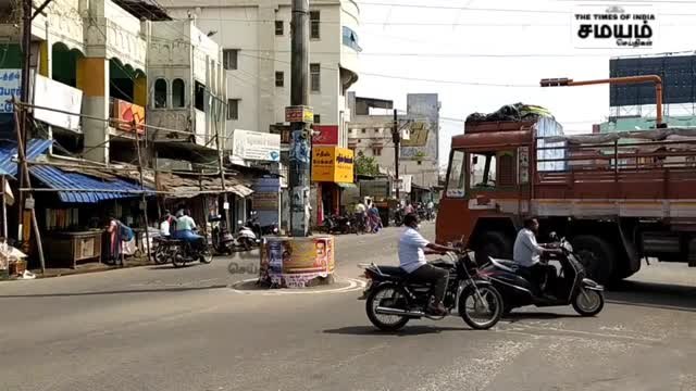 காரில் இருந்து செல்போனை திருடி செல்லும் மர்ம நபர்; சிசிடிவி காட்சிகள்!