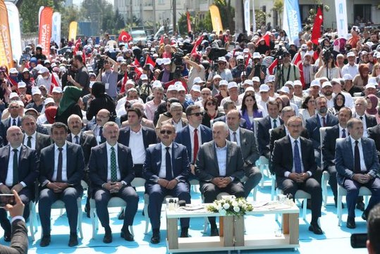 Binali Yıldırım: (Muhalefet) Varsa yoksa 'Recep Tayyip Erdoğan'ı indirelim.' diyorlar. İndiremezsiniz, gücünüz de yetmez