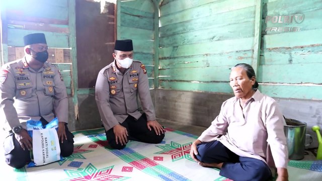 Jumat Berkah Kapolres Karimun Kepada Masyarakat Yang Membutuhkan Bantuan