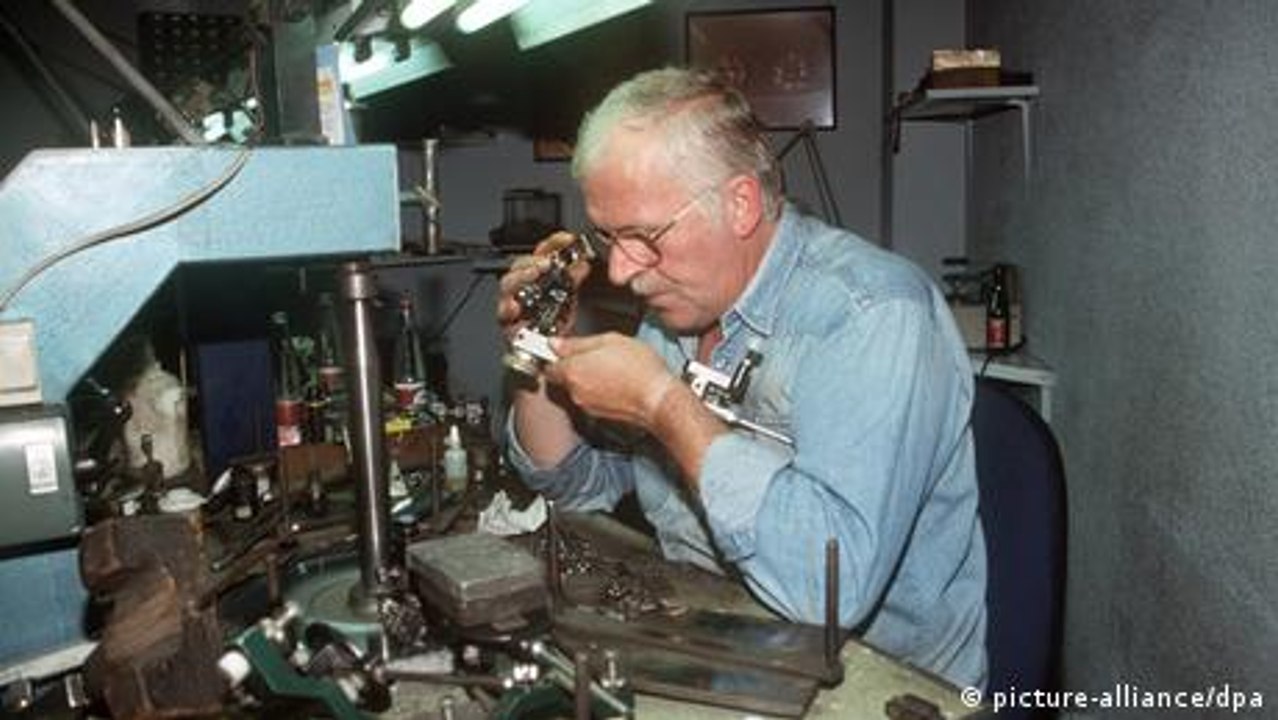 Belgian diamond dealers sue for access to frozen accounts