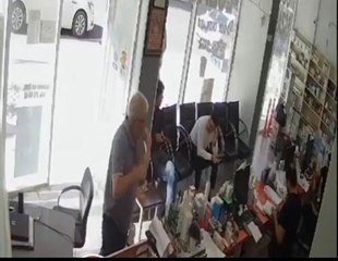 ŞANLIURFA'DA, ECZANEYE TÜFEKLİ SALDIRI KAMERADA