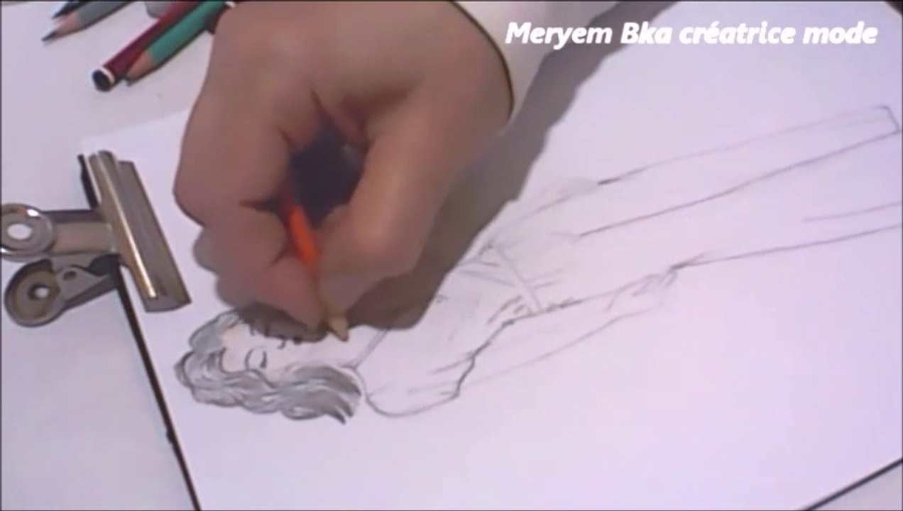 رسم بلوفر و بنطلون فضفاض للنساء