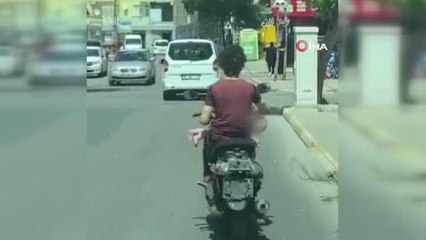 Motosiklet sürerken kucağında bebek taşıdı... O anlar kamerada