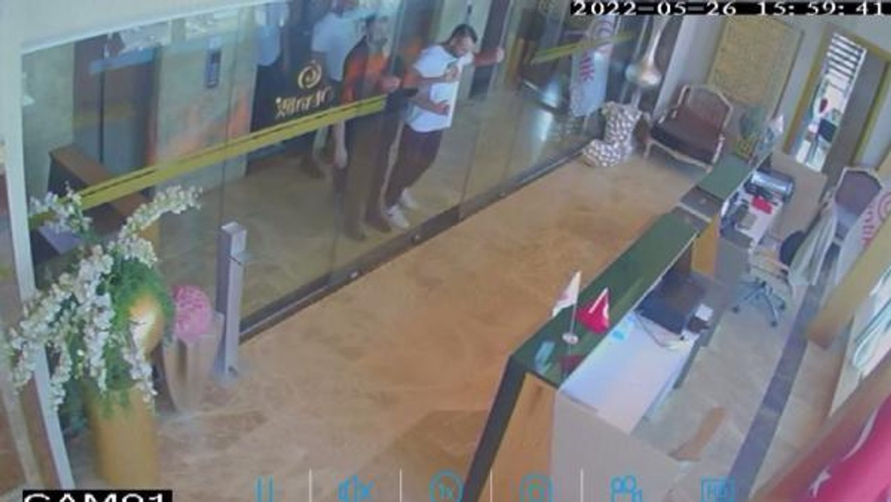 Beylikdüzü'nde 5 kişi işyeri basıp çalışanları darbetti