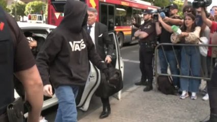 El Cuco guarda silencio y se oculta tras una apaciencia de estrella del Rock