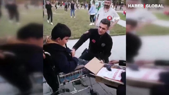 Çevik Kuvvet'ten yürekleri ısıtan hediye: Küçük çocuk gözyaşlarını tutamadı