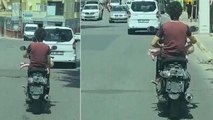Motosiklet sürerken kucağında bebek taşıdı