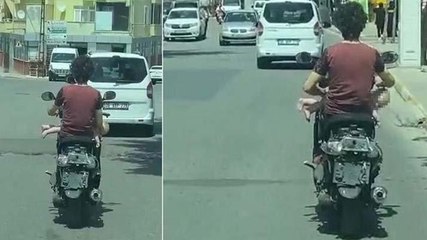 Video herunterladen: Motosiklet sürerken kucağında bebek taşıdı