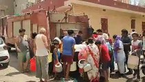 Water Crisis: लोगों की प्यास बुझा रही आग बुझाने वाली गाड़ी, देखें Video...