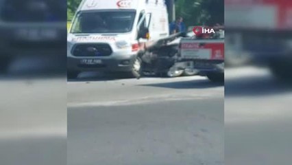 Yalova'da hasta taşıyan ambulansla otomobil çarpıştı