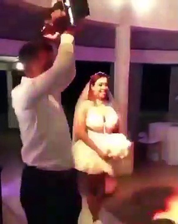 Un homme n'aime pas vraiment le choix de robe de mariée de sa femme