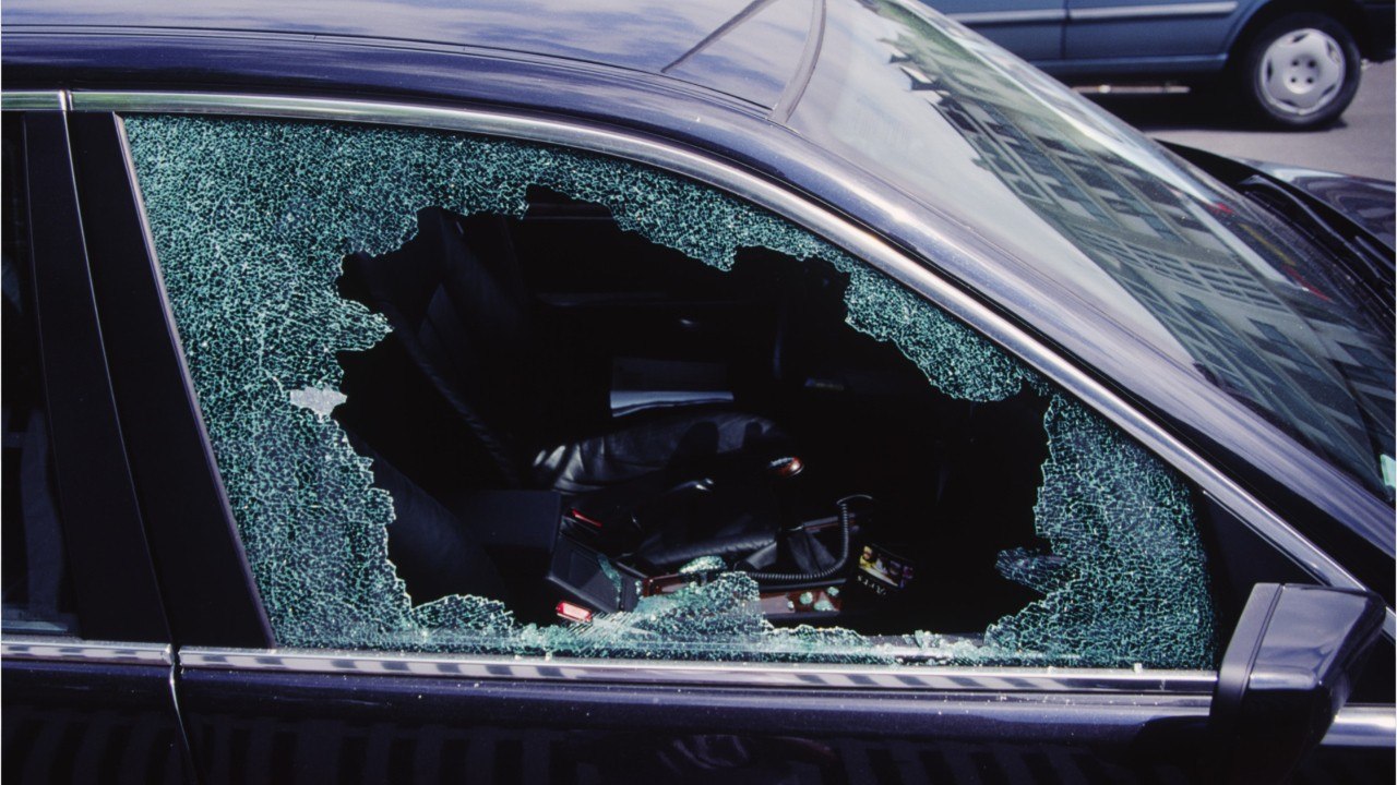 Il fracture la fenêtre d'une voiture pour... fa...