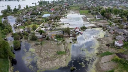 المياه تغمر قرية بضواحي كييف بسبب تدمير أحد السدود المهمة