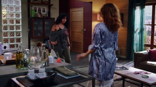 Plus belle la vie : [Indiscrétion] - Le réveil festif de Betty et Léa