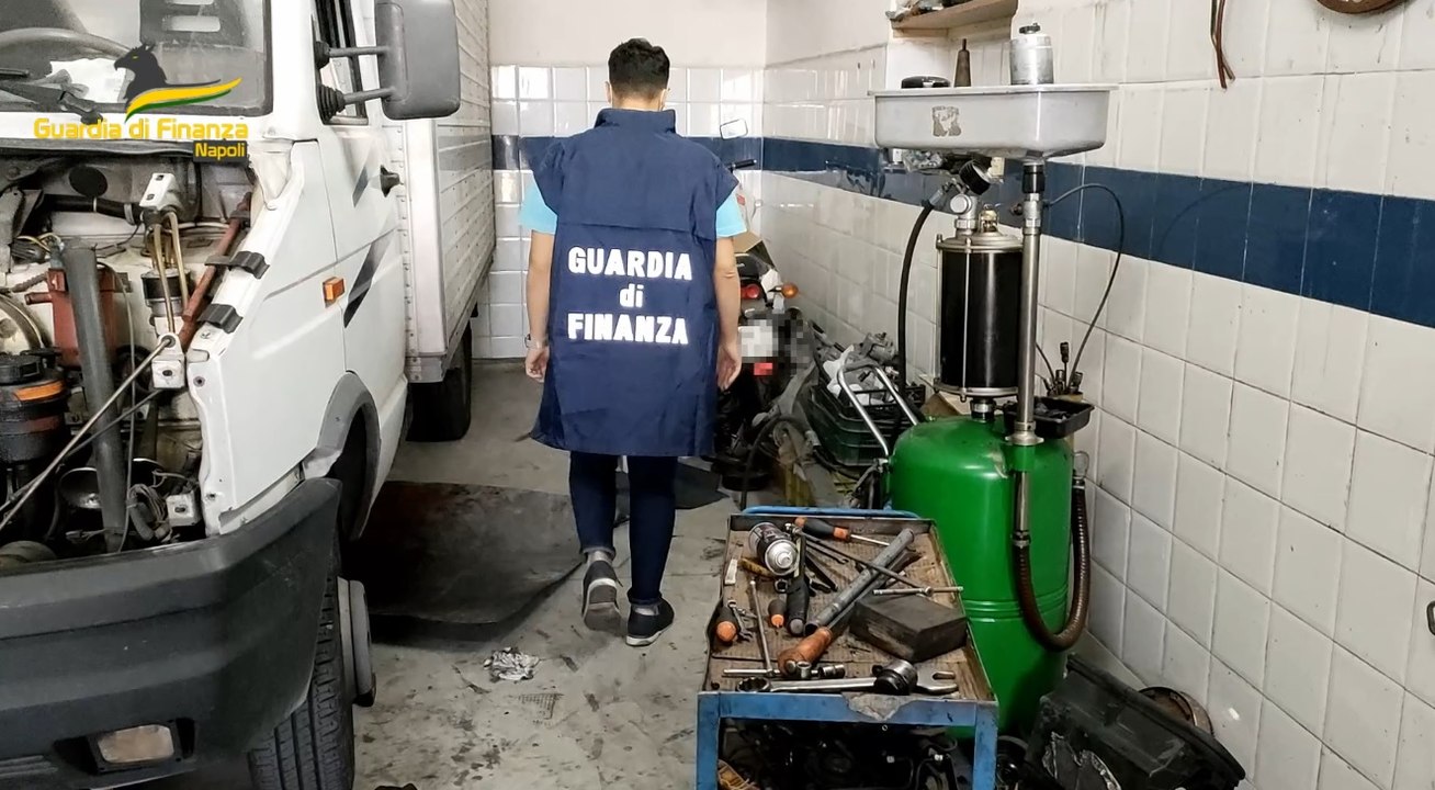 Terzigno (NA) - Sequestrate fabbrica tessile e autofficina abusive (27.05.22)
