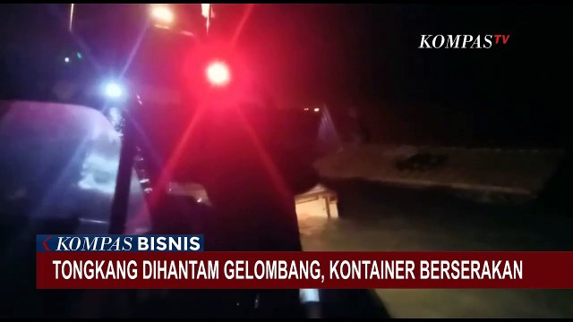 Kapal Tongkang Bocor Akibat Diterjang Ombak, 13 Kontainer Berserakan di Perairan Selat Malaka!