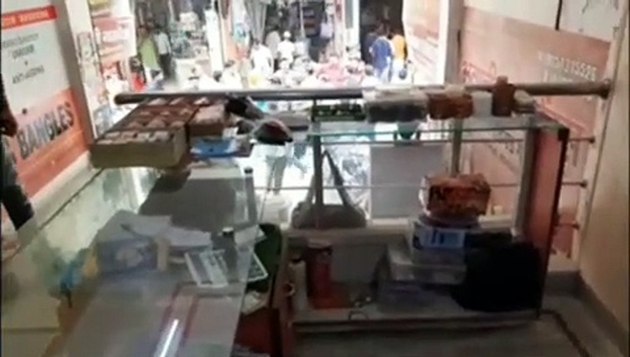 stolenताले तोडकऱ दुकान से 76 हजार रुपए की नकदी...