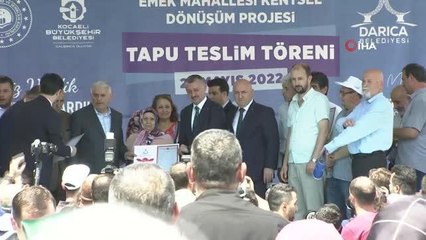 Binali Yıldırım, tapusunu teslim alan kadının çay davetini geri çevirmedi