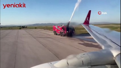 Kupayı kazanan Sivassporlu futbolculara havalimanında su tankıyla sürpriz karşılama