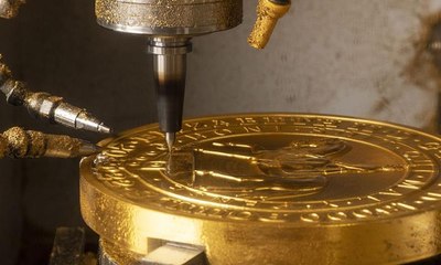 بريطانيا تسك أكبر عملة في البلاد احتفالًا باليوبيل الماسي للملكة