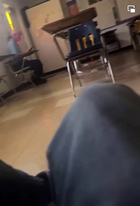 VIRAL: Valiente maestro espera en la puerta con unas tijeras para defender sus niños