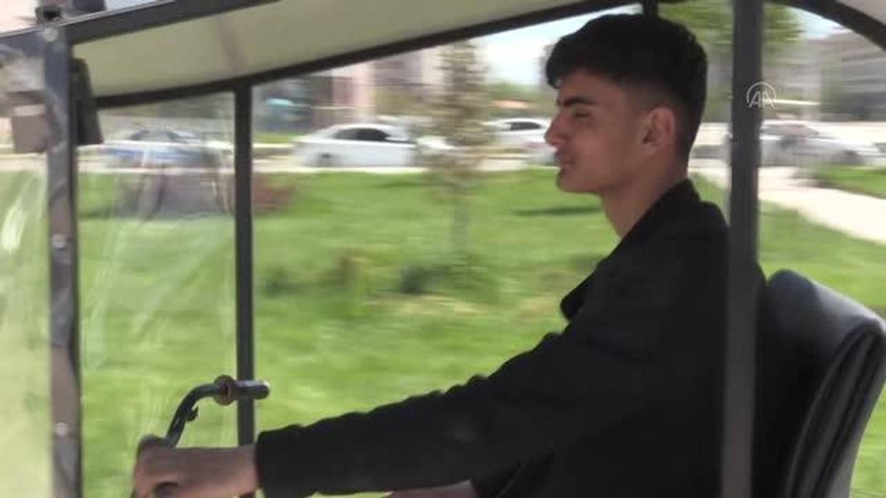 Ağrılı genç engelliler için atık malzemelerden güneş enerjisiyle hareket eden araç üretti