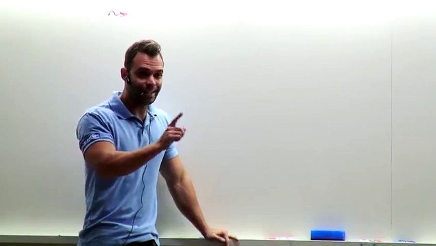 Policial ensina alunos a jogar spray de pimenta dentro de camburão