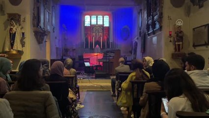 Türk piyanist ve besteci Büşra Kayıkçı Londra'da konser verdi