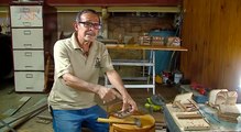 mqn- Don Carlos hace recuerdos con madera vieja del templo de Alajuelita-270522