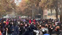 Un millar de estudiantes secundarios chilenos protestan y encapuchados queman un autobús