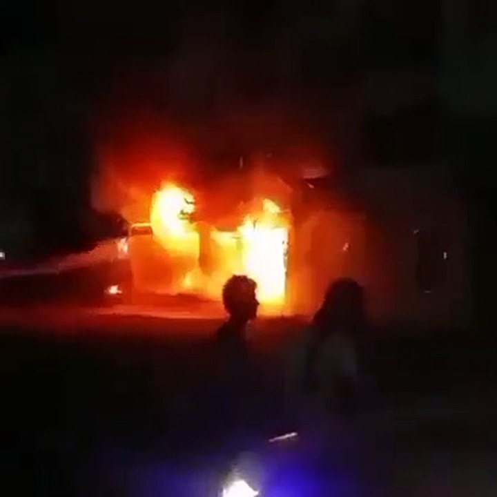 اندلاع حريق ضخم بأحد المراكز التجارية في عدن