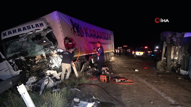 Tır ile kamyon kafa kafaya çarpıştı: Baba öldü, oğlu ağır yaralandı