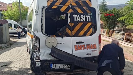 Freni boşalan okul servisi dehşeti yaşattı! Lise öğrencilerine çarptı…