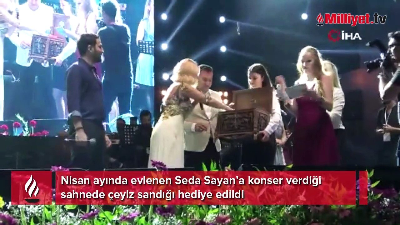 Seda Sayan’a konser verdiği sahnede çeyiz sandığı hediye edildi