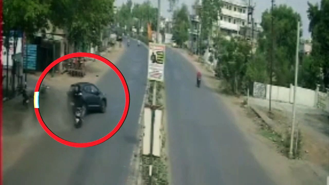 पुढे बाईक...मागे कार...सीसीटीव्हीत अपघाताचा थरार